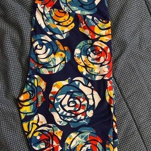 Lularoe Beauty & the Beast rose leggings Tall & Curvy TC